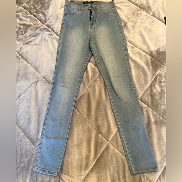 FashionNova Light Blue Skinny Jeans - Picture 1 of 2